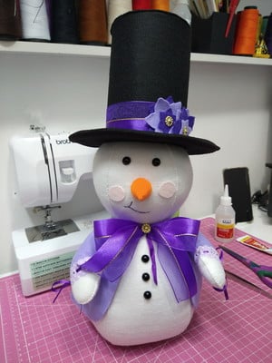 Boneco de neve lilás em feltro