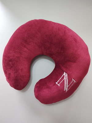 Travesseiro de pescoço personalizado com logomarca bordada