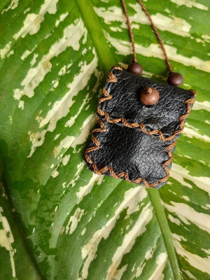 Patuá de couro com pedra surpresa