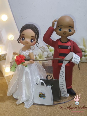 Topo de bolo casamento, noiva com suas bolsas de compras