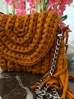 Bolsa de crochê caramelo com alça prata e tassel