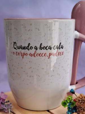 Caneca de porcelana com colher
