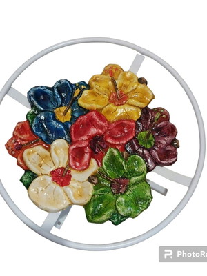 Suporte para mangueira em ferro e cerâmica hibiscos colorido