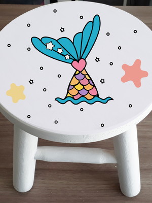 Banco de madeira infantil com pintura cauda de sereia