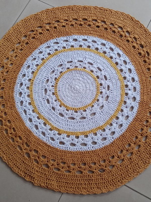 Tapete croche branco com mostarda 91cm