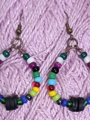 Brinco argola com miçanga colorida