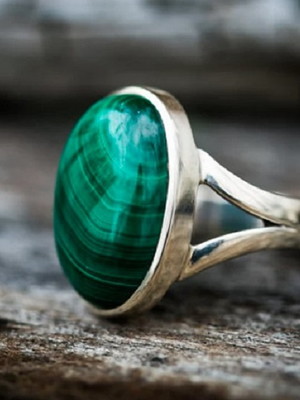 Anel de prata com pedra malaquita oval