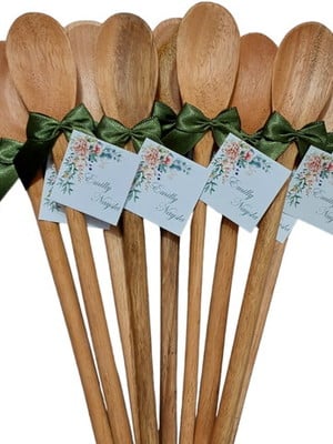 Lembrancinha de chá de cozinha colher de pau verde oliva