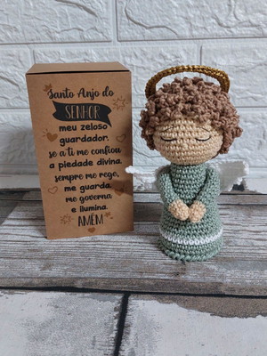 Anjo da guarda amigurumi com caixa e oração 18 cm