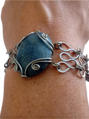 Pulseira caminho da lua com pedra sodalita