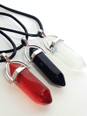 Cordão com cristal obsidiana vermelha/ ônix/ pedra da lua