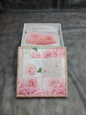 Caixa e toalha de rosto com decoupage