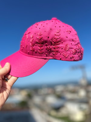 Boné bordado a mão pink