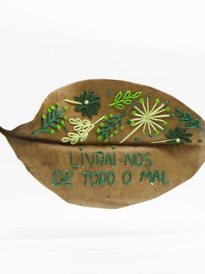 Folha de árvore bordada à mão com caixa acrílica 15x21cm