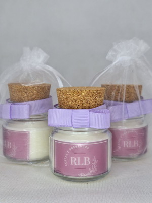 Lembrancinha vela aromática com saquinho organza