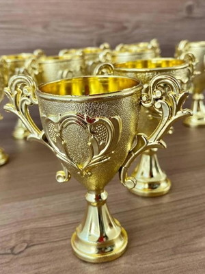 Mini troféu dourado