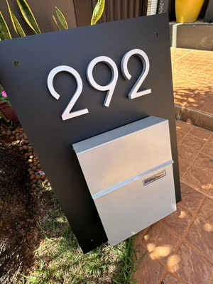 Algarismo residencial acm com caixa de correio 65x40 frontal