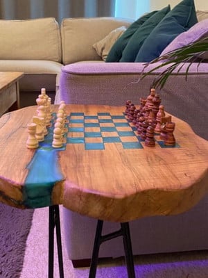 Mesa de canto com xadrez em resina