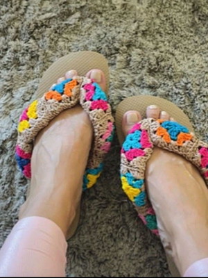 Chinelo costumizado em crochê base bege