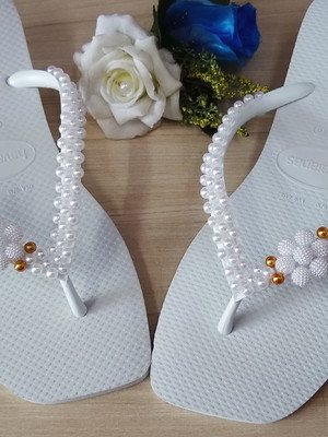 Chinelo customizado com pérolas