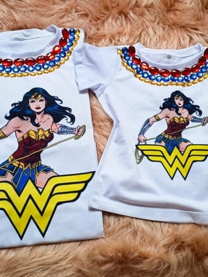 T-shirt tal mãe tal filha com bordado - mulher maravilha
