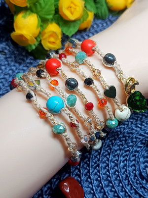 Pulseira artesanal - crochê bege e ouro, pedras & pingentes