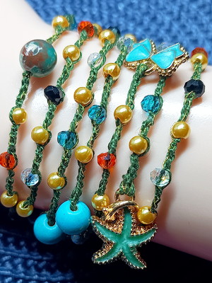 Pulseira artesanal - crochê verde com ouro light & pedraria