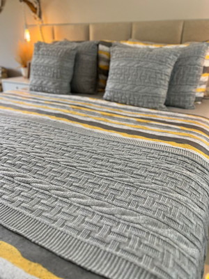 Kit pezeira decorativa para cama de casal king + 2 capas