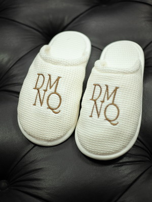 Pantufa personalizada branca em piquet com logomarca bordada