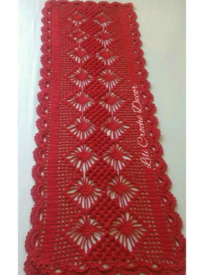 Caminho de mesa vermelho em crochê