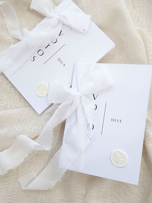 Votos de casamento minimalista com lacre de cera branco
