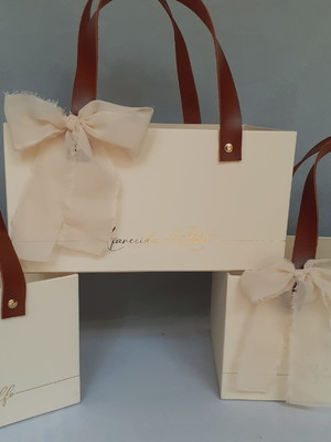 Cesta cartonada personalizada, com laço rústico