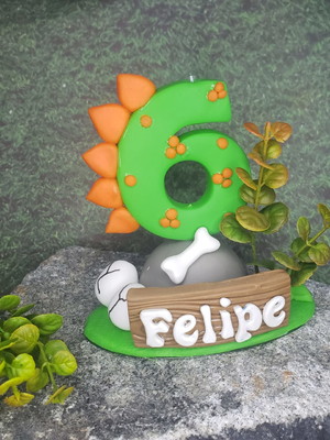Vela em biscuit dinossauro com nome