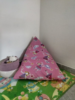 Puff triangle com enchimento com capa