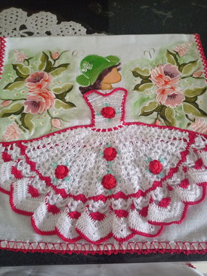 Toalha com crochê e pintura em tecido.