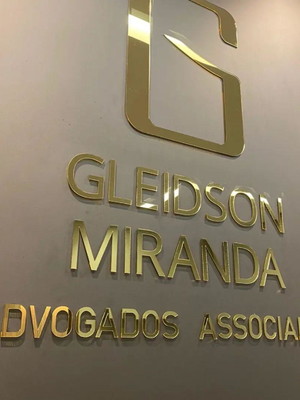 Logomarca em acrílico dourado espelhado
