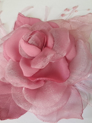 Arranjo de flor em organza/musseline com vidrilhos, cor rosê
