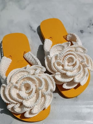 Havaiana customizada com flor em crochê