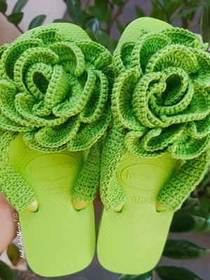 Chinelo havaiana customizado com flor em crochê