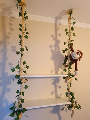 Prateleira dupla branco com cordas, folhagens e macaco