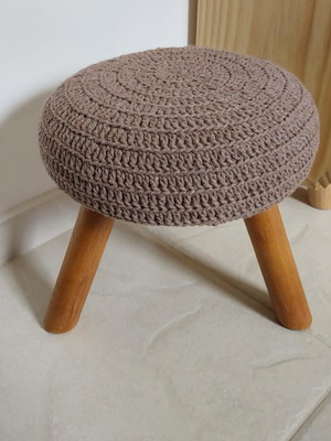 Mini puff com capa em croche