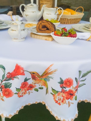 Toalha de mesa redonda beija-flor crochet
