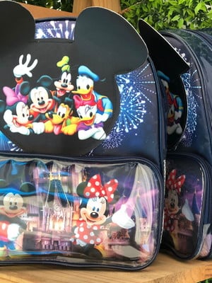 Mochilas 3d verniz com bolso disney 100 anos