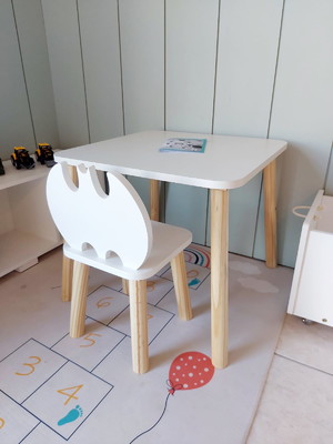 Mesa infantil quadrada 56x56 com 1 cadeira batman