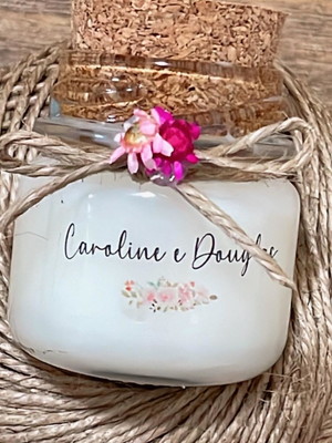 Vela aromática com rolha e flores