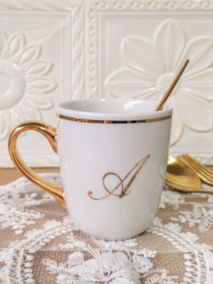 Xícara/caneca com inicial em ouro