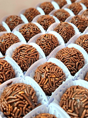 Cento de doces grandes tradicionais para aniversário