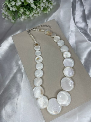 Colar madrepérola disco branco elegante