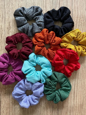 Scrunchie malha canelada simples