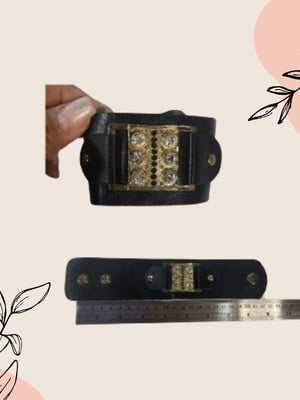 Pulseiras em couro com fecho em metal